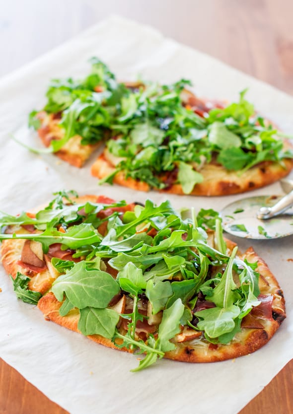 Dish, Food, Cuisine, Ingredient, Flatbread, Leaf vegetable, Produce, Vegetable, Arugula, Recipe, 