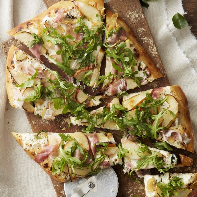 pear, prosciutto, and goat cheese pizza with arugula