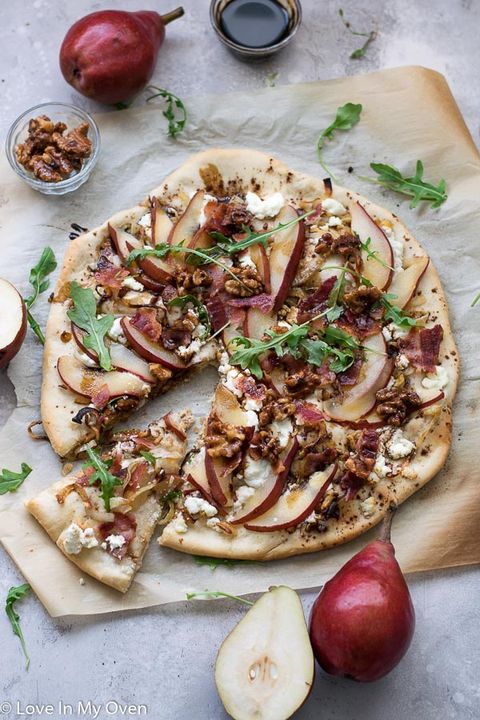 pear goat cheese and bacon pizza