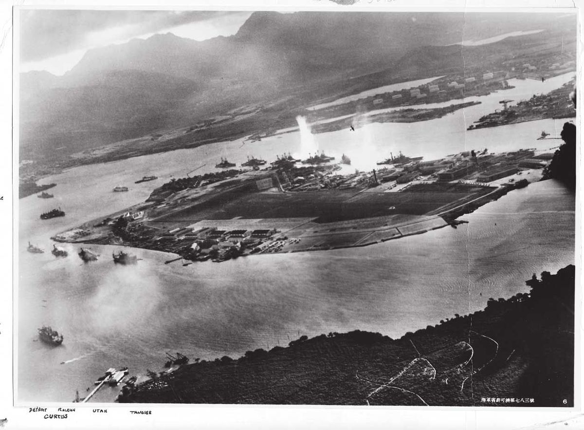 Deze luchtopname van Hawa werd op 7 december 1941 vanuit een Japans vliegtuig gemaakt op het moment dat de eerste Japanse aanvalsgolf de Amerikaanse slagschepen in de haven van Pearl Harbor in het vizier nam Een geiser van water rijst op uit de haven nadat een slagschip waarschijnlijk deUSSOklahoma door een torpedo is getroffen