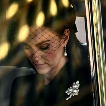 英國皇室成員的珠寶日常！英國女王、王妃不離身的經典珍珠造型