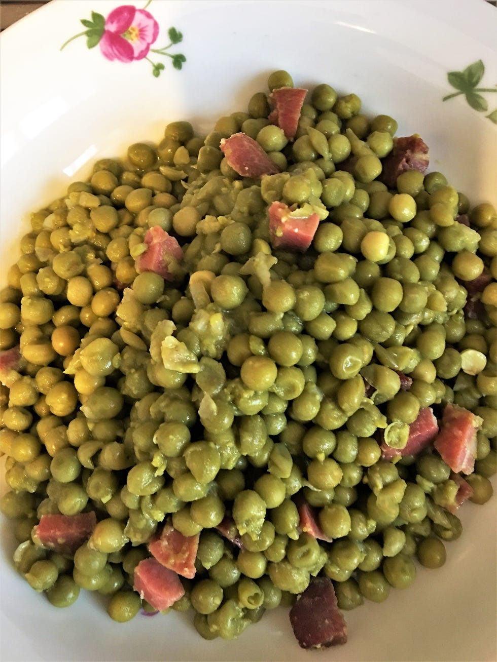plato de guisantes con jamón