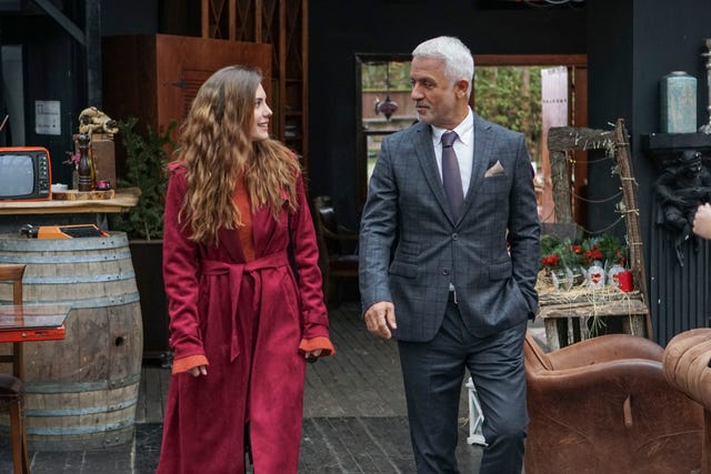 la joven logra escapar, una vez más, de una trampa orquestada por ender, mientras que zehra ve cómo su matrimonio se derrumba y alihan toma una decisión sobre su futuro