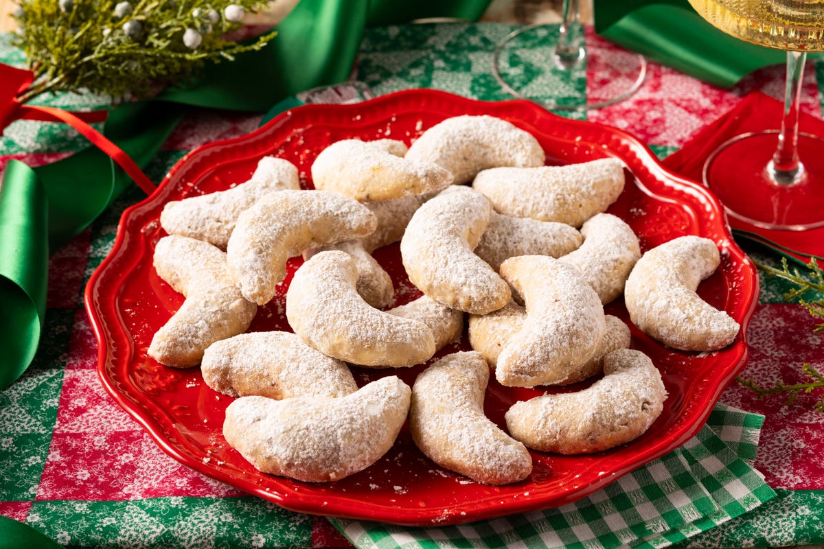 https://hips.hearstapps.com/hmg-prod/images/pecan-crescent-cookies-recipe-1636736079.jpg?crop=0.668xw:1.00xh;0.167xw,0&resize=1200:*