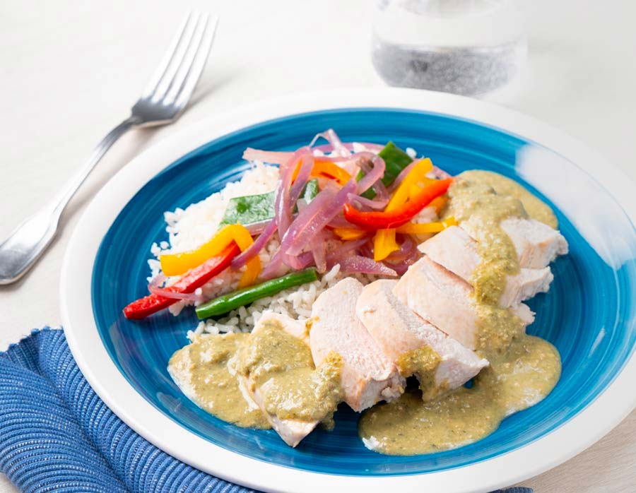 pechuga de pollo con salsa curry verde thai, arroz y verduras