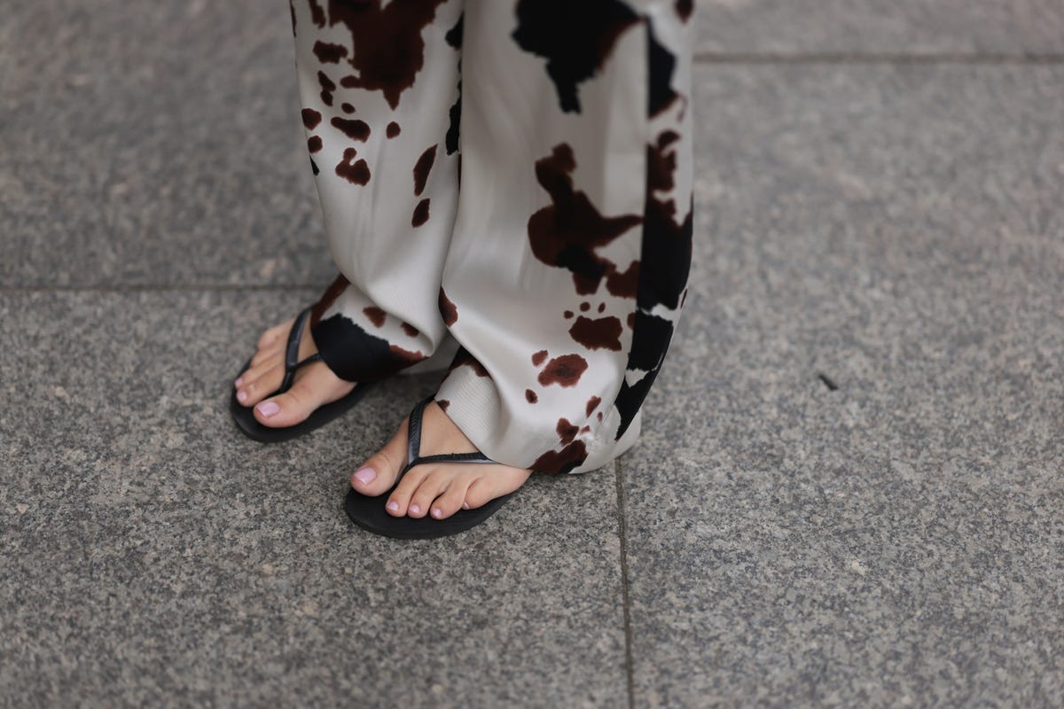 Los Mejores Esmaltes para una Pedicura Elegante y Natural este Verano