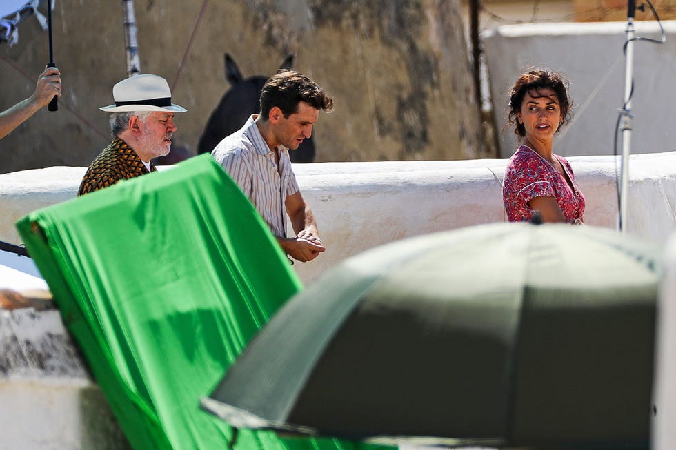 Pedro Almodóvar, Raúl Arévalo y Penélope Cruz en el rodaje de 'Dolor y gloria'