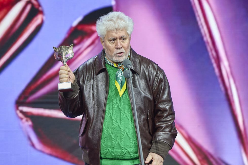 el director recoge su premio a mejor direccion por la habitacion de al lado