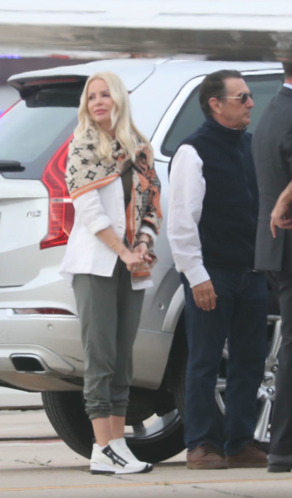la pareja, buenos amigos del rey juan carlos, en el aeropuerto