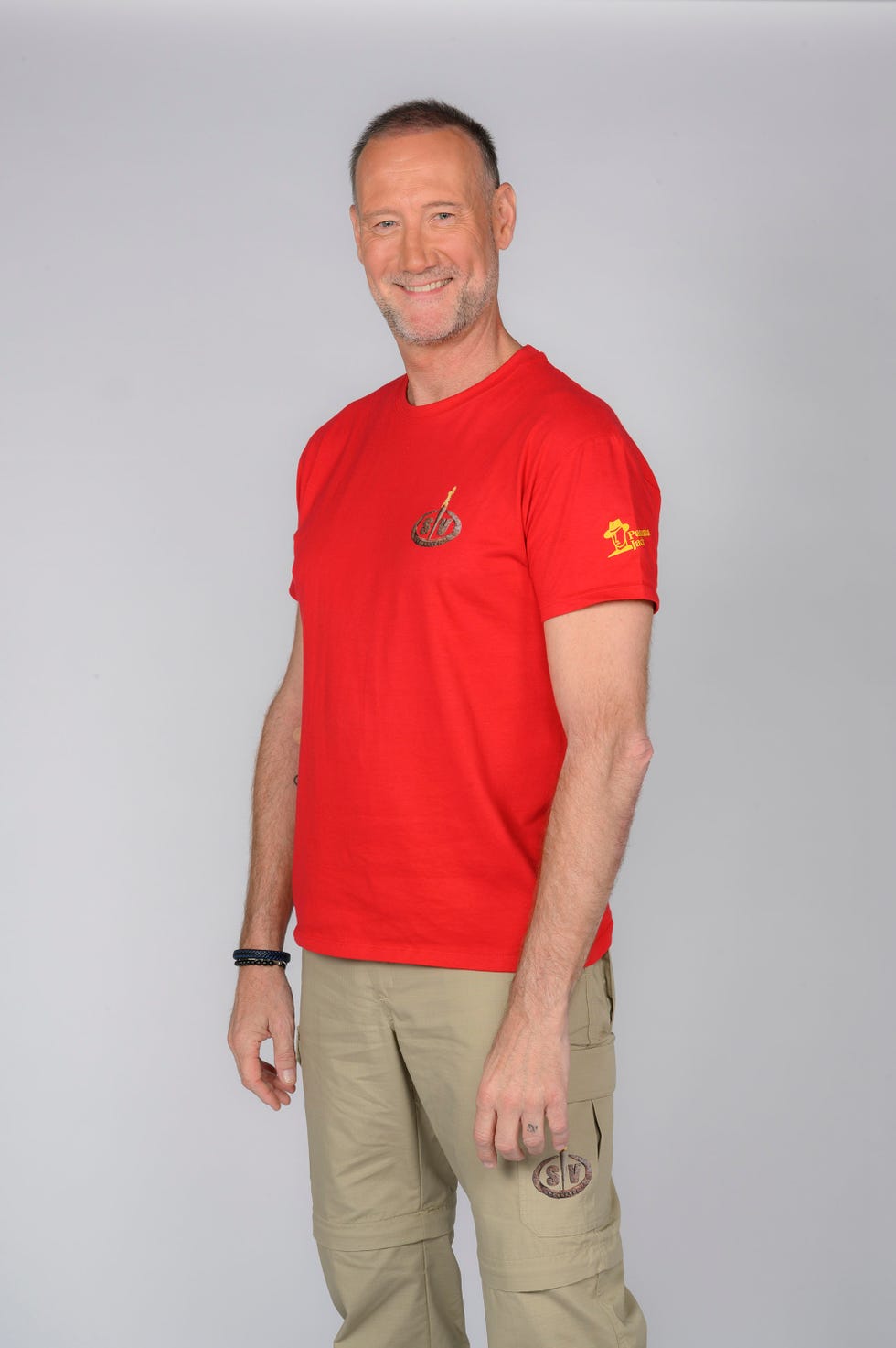 el 'hermano mayor' con el uniforme del reality