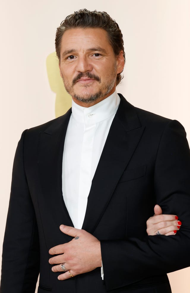 Premios Oscars 2023 Pedro Pascal y su look de alfombra roja