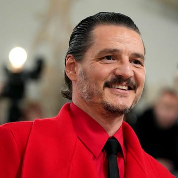 pedro pascal en la met gala con bermudas