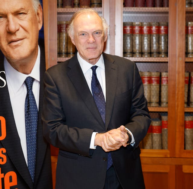 el presentador en la presentacion de su libro cuando ya nada es urgente
