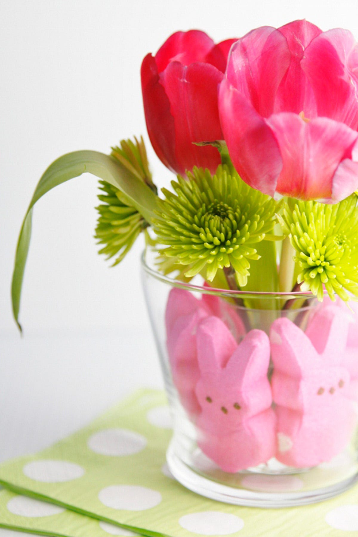 jarrones con dulces y flores