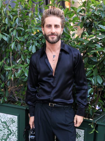pelayo diaz, vestido de negro, posa a su llegada a su fiesta de cumpleanos en una terraza de madrid