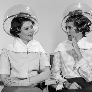 Dos mujeres en la peluquería. Imagen vintage.