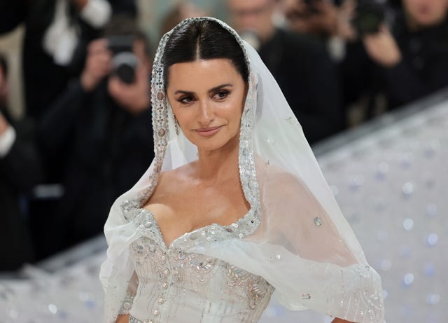 Penélope Cruz Deslumbra Con Capa Y Escotazo En La Met Gala 2023 6446