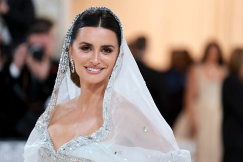 met gala 2023 karl lagerfeld red carpet looks penelope cruz