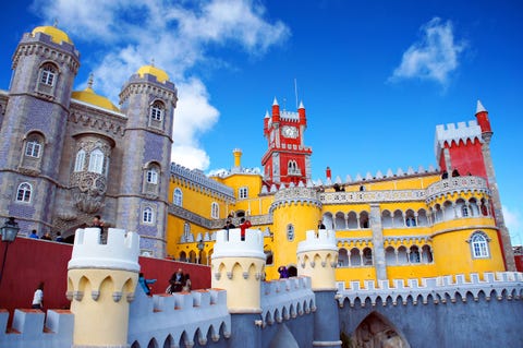 Het fantasievolle Palcio da Pena in Portugal verrijst in rode en gele steen boven het stadje Sintra en kan op een heldere dag vanuit Lissabon worden gezien Dit Werelderfgoed dateert uit de Middeleeuwen toen hier de kapel OnzeLieveVrouwe van Pena werd gebouwd Halverwege de negentiende eeuw werd de kapel door koning Ferdinand II uitgebouwd tot koninklijk paleis in een spectaculaire combinatie van gotiek Manuelstijl en Moorse architectuur die uniek is in ZuidEuropa Het is niet verwonderlijk dat de vader van het sprookje Hans Christian Andersen dit bouwwerk de mooiste plek in Portugal noemde