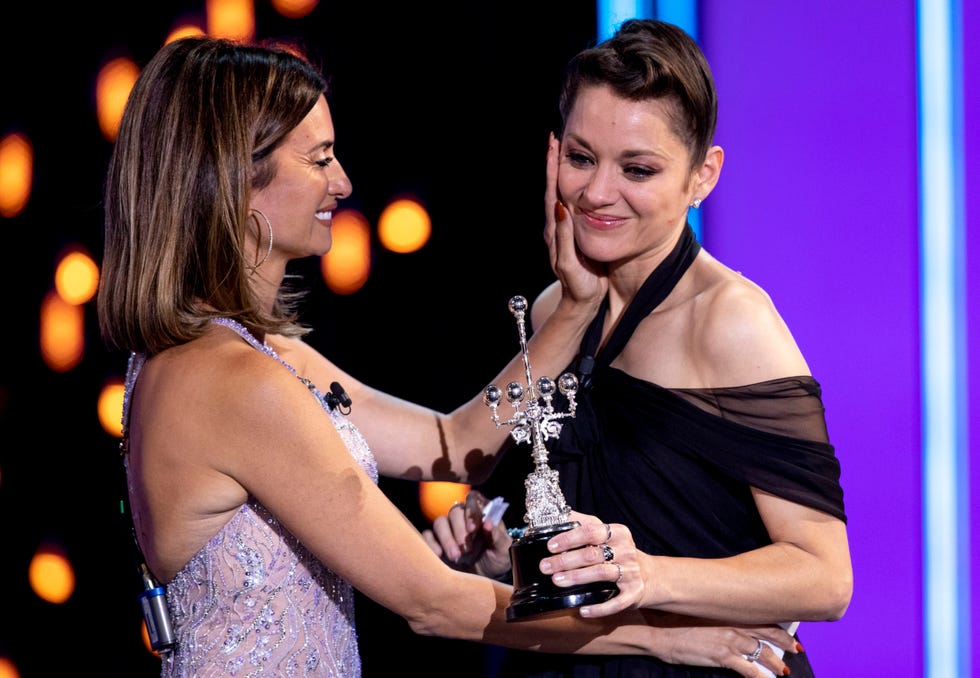 penélope cruz entrega el premio donostia a marion cotillard