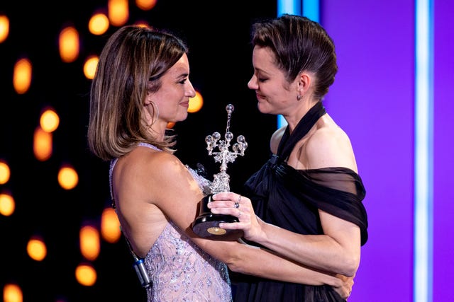 penélope cruz entrega el premio donostia a marion cotillard