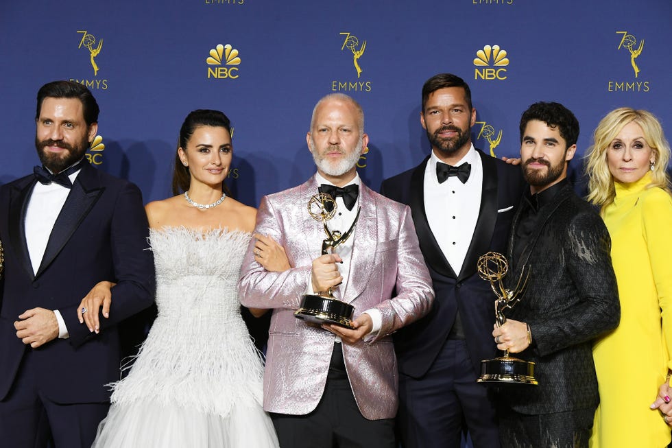 Penélope Cruz y Ricky Martin con el equipo de 'Gianni Versace' en los Emmy 2018