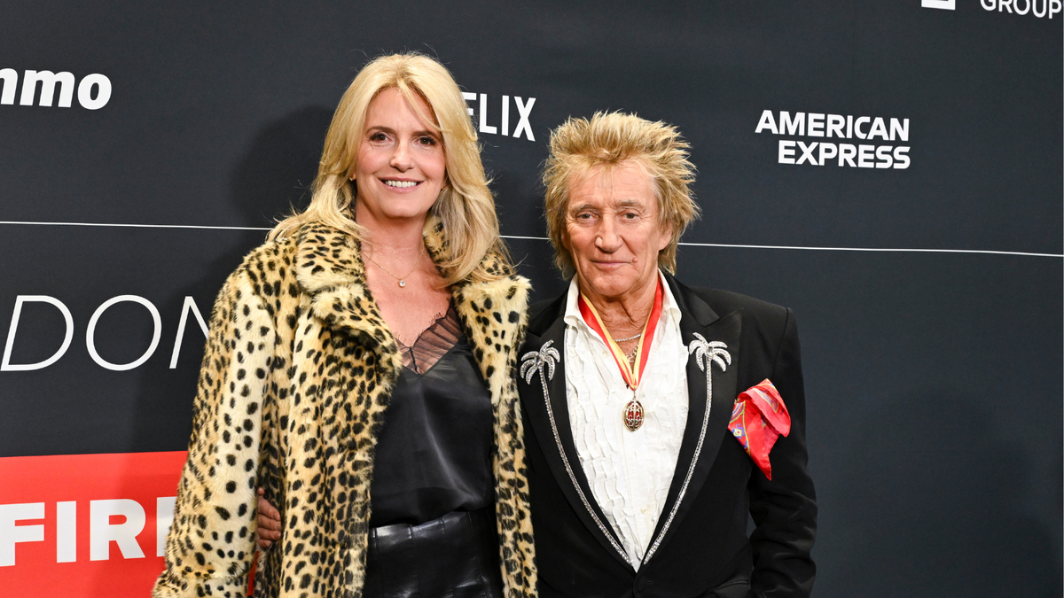 Penny Lancaster has impossibly perfect holiday hair – but Rod suffers hilarious photo fail