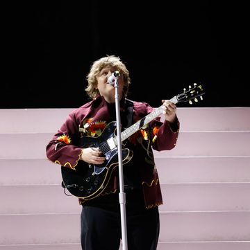 people are calling mo gilligan out for lewis capaldi mishap at the brits