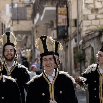 verkleedde joodse mensen tijdens poerim