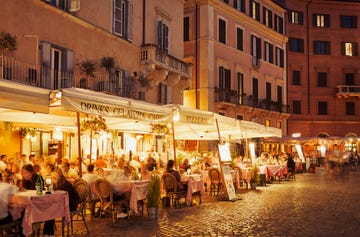people dining outside restaurants and bars inpiazza navona at night