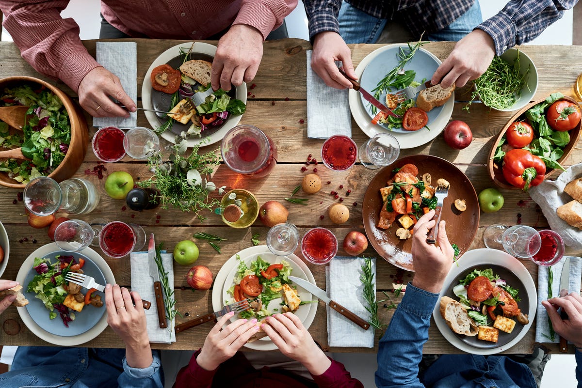 Better eating. Стол с едой. Вегетарианский стол. Вегетарианское застолье. Стол вегетарианца.