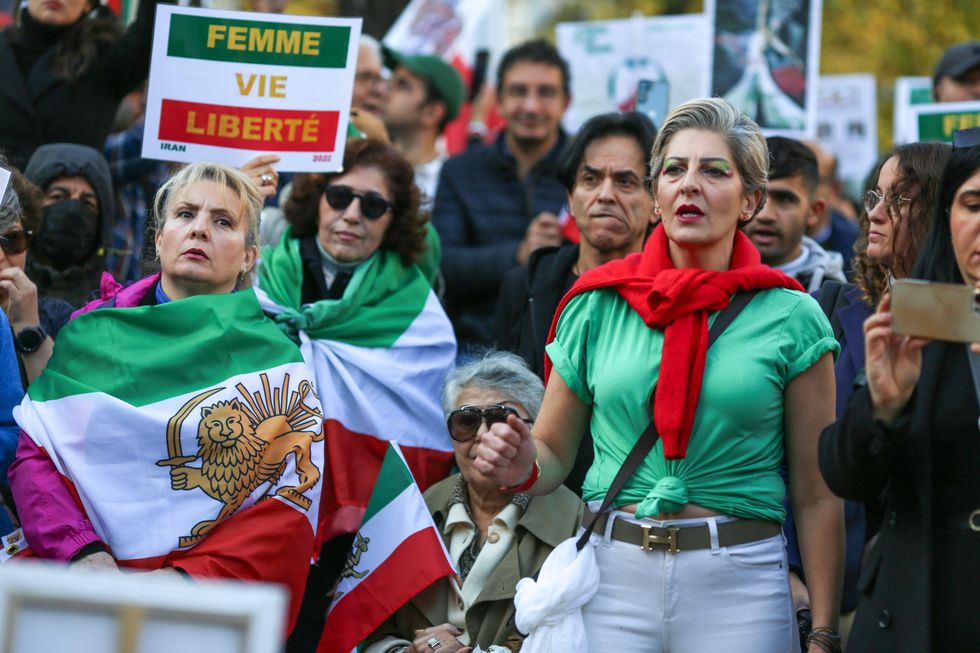 demonstration in paris in support of iranians