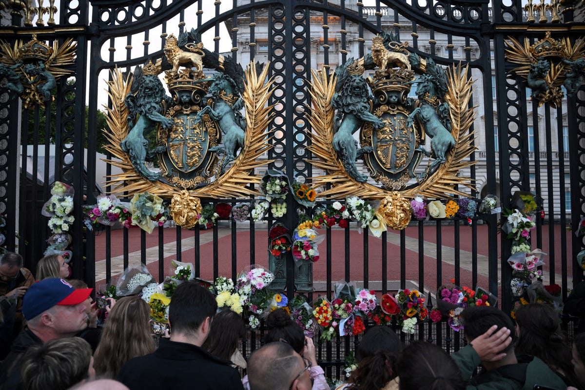 The Most Poignant Photos of the UK Mourning the Death of Queen Elizabeth