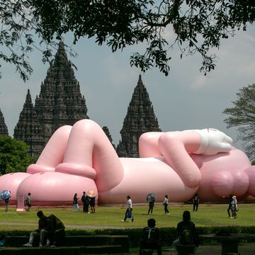 kaws arte escultura indonesia