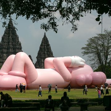 kaws arte escultura indonesia