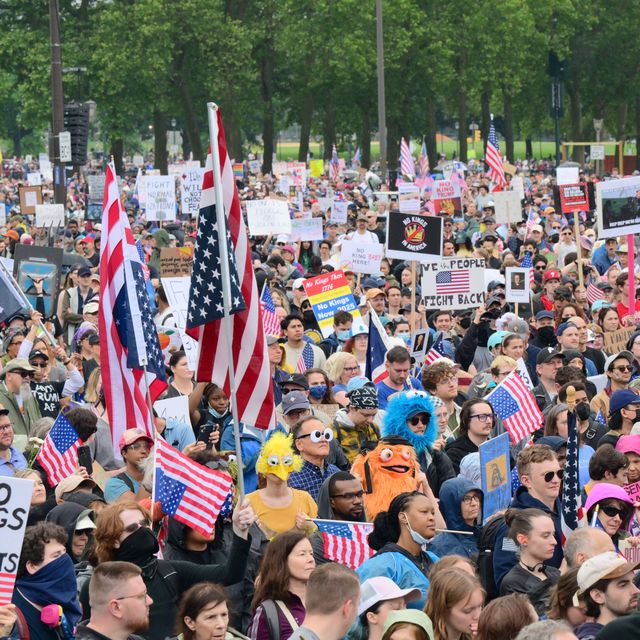 люди протестуют в Филадельфии в рамках митингов «Нет королям»