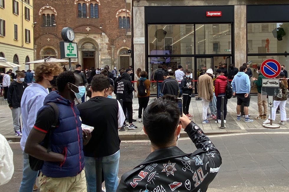 The first photos of the Supreme store in Milan