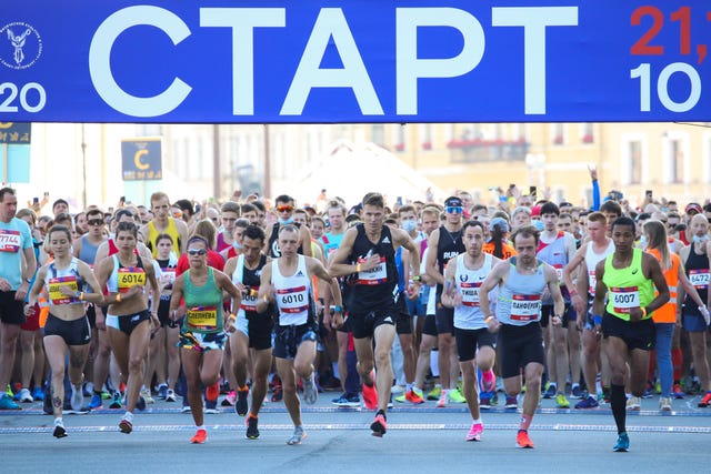 varios competidores en el maratón de san petesburgo rusia