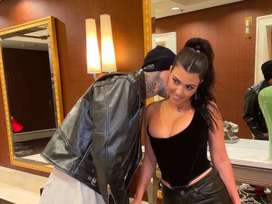 Kourtney Kardashian Porn - Kourtney Kardashian posted a naked Instagram selfie with Travis Barker