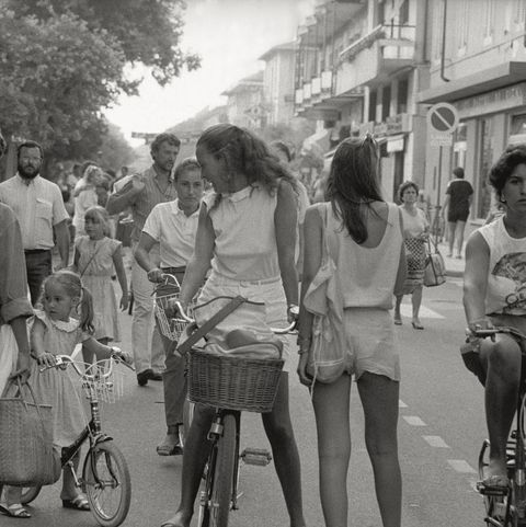 il fascino eterno delle estati passate un tuffo nella moda dei lidi tra anni 60 e anni 80