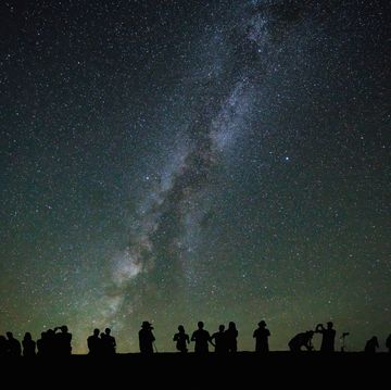 people watching the stars and milky way
