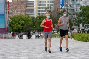 dos corredores con mascarilla por nueva york durante la pandemia de la covid 19