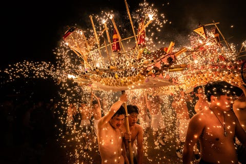 Inwoners van Meizhou in China voeren een dans van de vuurdraak op waarbij ze tijdens het vieren van het Lampionnenfeest door het vuurwerk een regen van gesmolten ijzerdeeltjes over zich heen krijgen Dit feest wordt al sinds de Qingdynastie gevierd en werd in 2008 als immaterieel cultuurgoed van China erkend Het festival vindt plaats rond de nacht van de eerste volle maan in het Chinese maanjaar en symboliseert eenheid en perfectie
