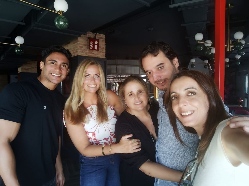 pepa romero posa con el equipo de diez minutos