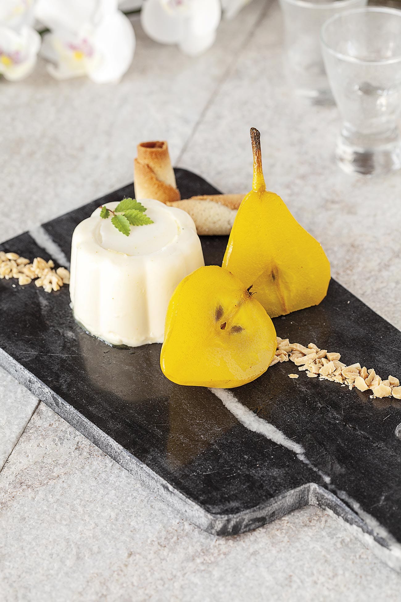 peras en almíbar con cúrcuma y panna cotta