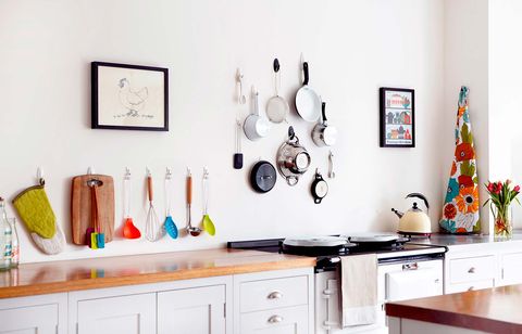 cocina ordenada con utensilios colgados en la pared