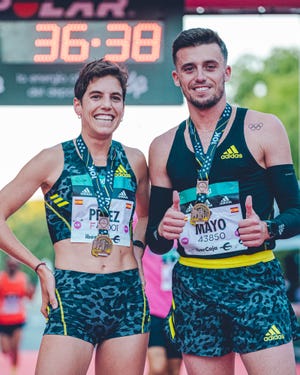 marta pérez y carlos mayo celebran su triunfo en el 10k de madrid