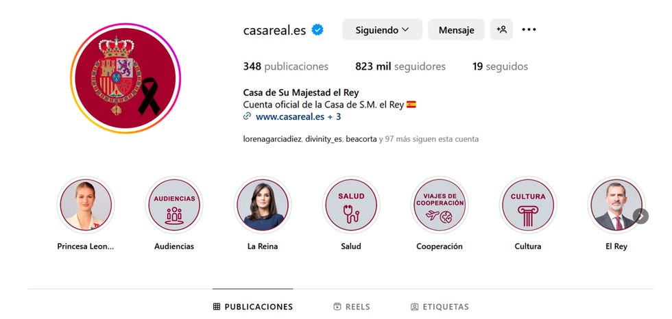 perfiles de twitter e instagram de casa real con lazo negro