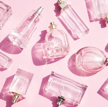 parfum flesjes met roze achtergrond