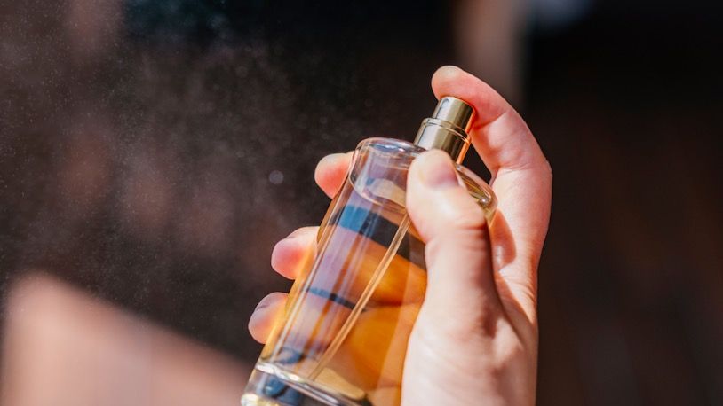 5 perfumes masculinos que huelen tan bien que las mujeres también queremos  usar
